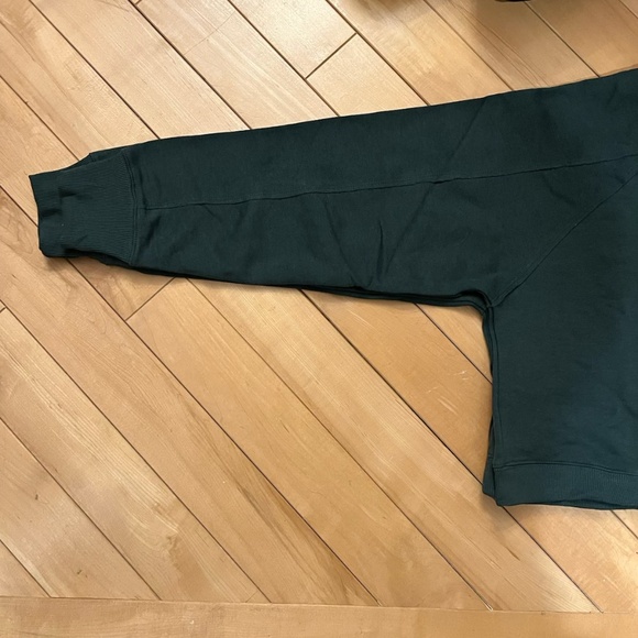 NWT Tentree // Bridger Cropped V-Neck TreeFleece Sweatshirt in Forest Green - Picture 4 of 6